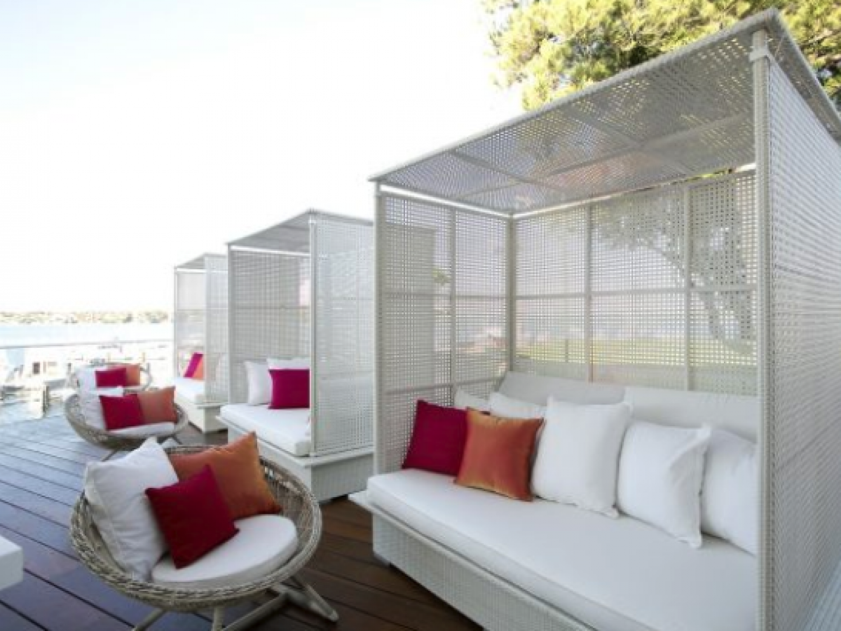 White Rattan Enclosed Canopy Daybed